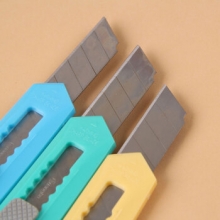 广博 MG8210 学生用美工刀 100*18*0.5mm 颜色随机