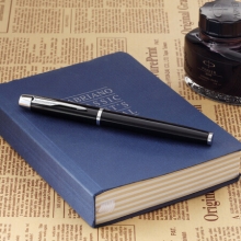 派克（PARKER）IM纯黑丽雅白夹 墨水笔 (支)  笔尖不锈钢  笔身黄铜  光面漆